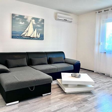 Luana Lux Apartment Pula Luaran gambar